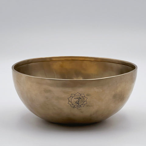 handmade hand-hammered solar plexus tibetan singing bowl