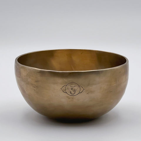 handmade hand-hammered third eye chakra tibetan singing bowl